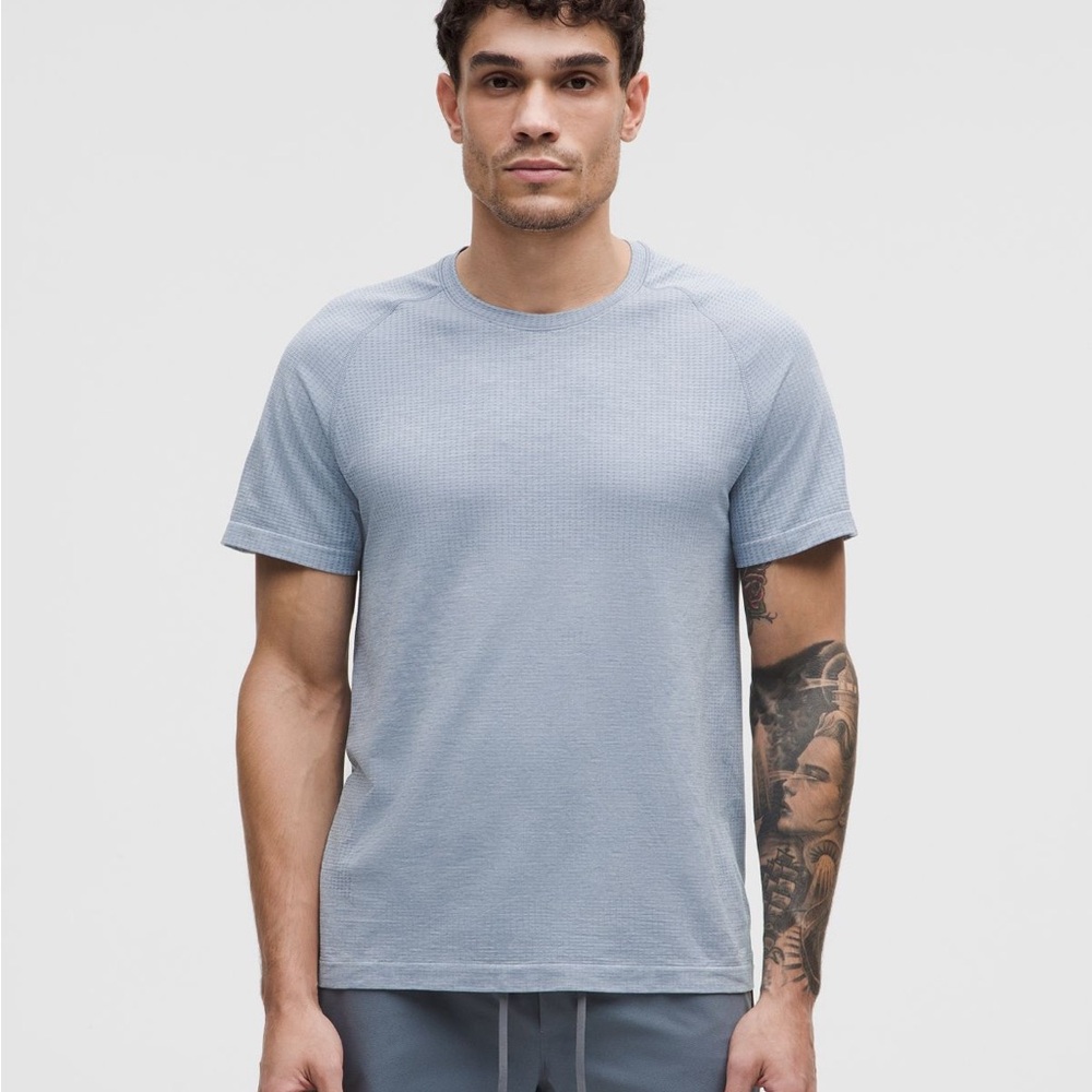 Lululemon Men’s Metal Vent Tech Light Gray & Blue Athletic Short Sleeve Shirt